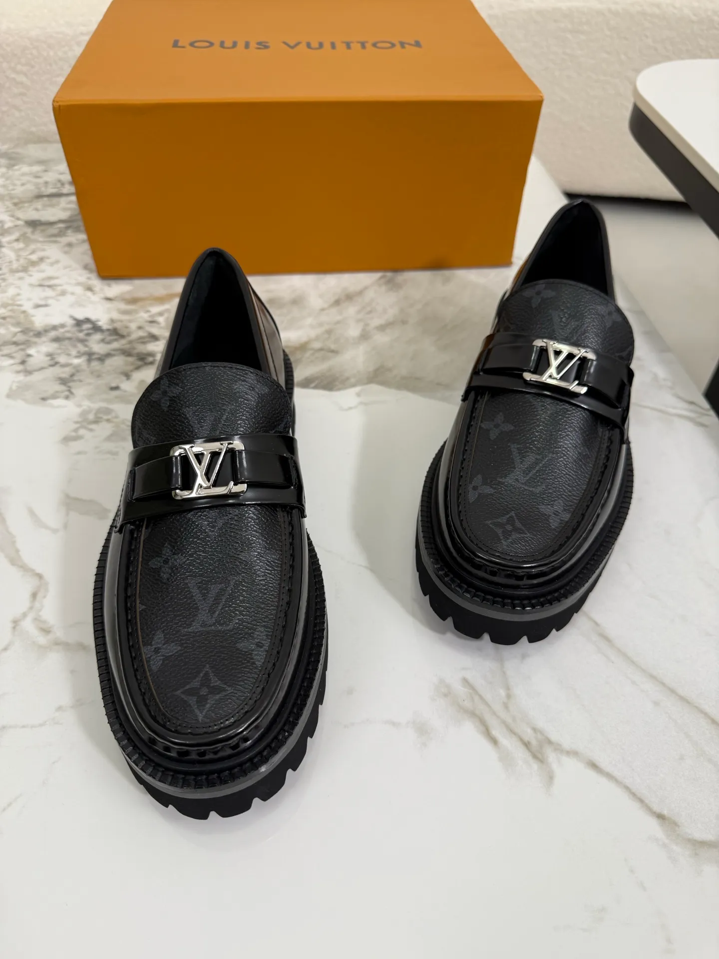 [L Family] Top P: 800💰 ▪️Size: 39-44 (38.45 custom-made) The top male god leather shoes Lv series are sold at the same time with original factory configuration, original cowhide fabric imported from Italy, soft and comfortable, imported water-dyed cow lining, soles: original ultra-light French foam outsole super comfortable, original factory with single goods 🔍🔍high quality, can be entered and exited at will, welcome to compare and synchronize.